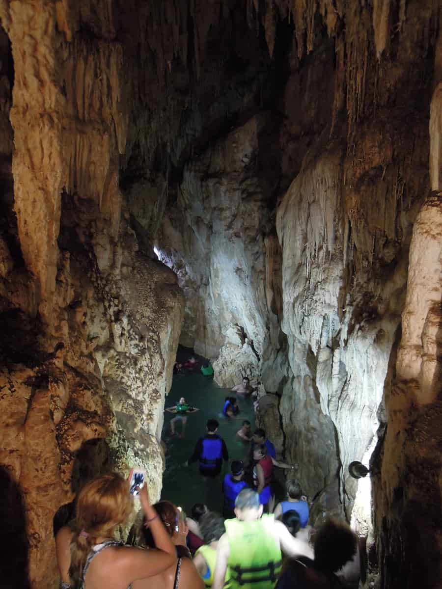 Cenote dans une grotte